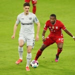 Patrik Schick, del Bayer 04 Leverkusen, disputa una pelota con David Alaba, del Bayern de Múnich