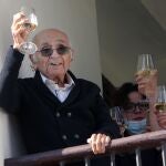 El poeta valenciano Francisco Brines celebra en su casa familiar en Oliva la concesión del Premio Cervantes