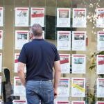 Una persona observa los precios de viviendas de una inmobiliaria en Valladolid