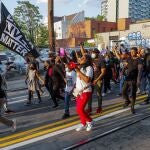 Ciudadanos norteamericanos celebran el fallo contra el ex agente de Policía, Derek Chauvin, por la muerte del afroamericano George Floyd hace un año