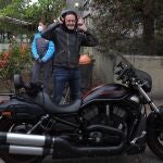 El candidato a la presidencia de la Comunidad de Madrid por Ciudadanos, Edmundo Bal, ha llegado en moto a los estudios de Telemadrid
