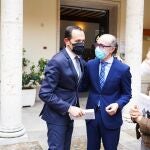 Conrado Íscar y Javier ortega se saludan en presencia de María España y Elisa Delibes