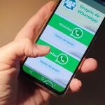 Telefono movil con mensaje de WhatApps