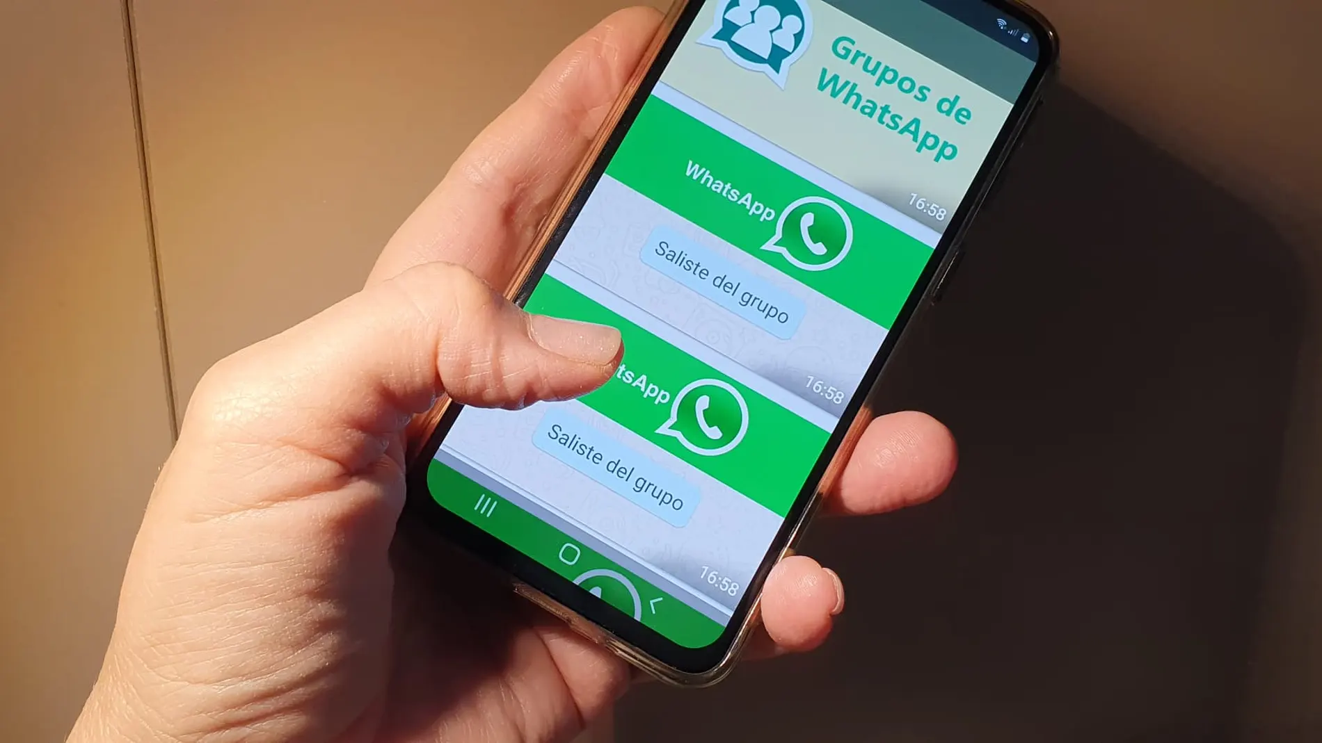 Telefono movil con mensaje de WhatApps