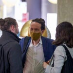 El candidato de Unidas Podemos a la Presidencia de la Comunidad de Madrid, Pablo Iglesias (c), conversa tras el primer debate electoral previo a los comicios a la Asamblea de Madrid