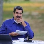 AME1516. CARACAS (VENEZUELA), 21/04/2021.- Fotografía cedida por Prensa de Miraflores que muestra al presidente de Venezuela, Nicolás Maduro, durante un acto de gobierno hoy, en Caracas (Venezuela). Maduro calificó este miércoles como un "gran logro" el acuerdo que firmó recientemente con el Programa Mundial de Alimentos, por el que el organismo se compromete a proporcionar comidas escolares a 185.000 menores en situación de vulnerabilidad en el país caribeño. "Es un gran logro internacional de la República Bolivariana de Venezuela la firma del acuerdo con el Programa Mundial de Alimentos, un gran logro de la política internacional de la revolución", dijo Maduro durante un acto transmitido por la televisión pública VTV. EFE/ Prensa Miraflores SÓLO USO EDITORIAL/SÓLO DISPONIBLE PARA ILUSTRAR LA NOTICIA QUE ACOMPAÑA (CRÉDITO OBLIGATORIO)