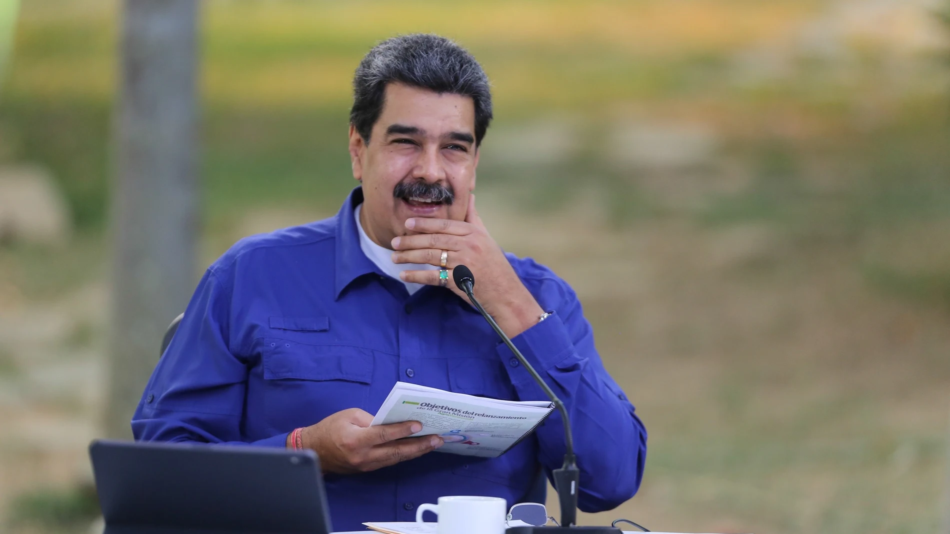AME1516. CARACAS (VENEZUELA), 21/04/2021.- Fotografía cedida por Prensa de Miraflores que muestra al presidente de Venezuela, Nicolás Maduro, durante un acto de gobierno hoy, en Caracas (Venezuela). Maduro calificó este miércoles como un "gran logro" el acuerdo que firmó recientemente con el Programa Mundial de Alimentos, por el que el organismo se compromete a proporcionar comidas escolares a 185.000 menores en situación de vulnerabilidad en el país caribeño. "Es un gran logro internacional de la República Bolivariana de Venezuela la firma del acuerdo con el Programa Mundial de Alimentos, un gran logro de la política internacional de la revolución", dijo Maduro durante un acto transmitido por la televisión pública VTV. EFE/ Prensa Miraflores SÓLO USO EDITORIAL/SÓLO DISPONIBLE PARA ILUSTRAR LA NOTICIA QUE ACOMPAÑA (CRÉDITO OBLIGATORIO)