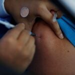 Una persona recibe la primera dosis de la vacuna AstraZeneca contra la covid-1o