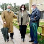 La presidenta de la Comunidad de Madrid y candidata del PP a la reelección, Isabel Díaz Ayuso, con los exdirigentes socialistas Joaquín Leguina y Nicolás Redondo