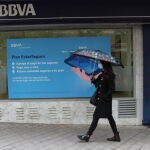 Una persona pasa por delante de una oficina de BBVA en Madrid. La dirección de BBVA ha planteado el despido de 3.798 personas y el cierre de 530 oficinas