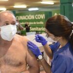 Vacunación masiva en el Estadio Olímpico de la Cartuja, ayer en Sevilla