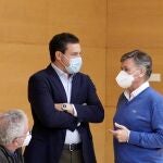 El portavoz del Grupo parlamentario Popular, Raúl de la Hoz, conversa con el vicepresidente de las Cortes, Francisco Vázquez, tras la Junta de Portavoces
