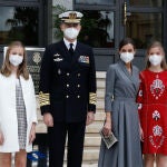 Los Reyes, junto a la princesa Leonor y la infanta Sofía, durante su visita a Navantia