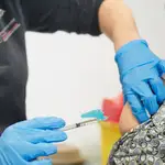 Una mujer recibe la vacuna de Janssen contra el Covid-19, a 22 de abril de 2021, en Pamplona, Navarra (España)