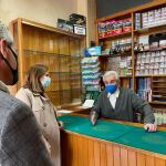Catalá y Ballester conversan con el dueño de un estanco en Benimàmet