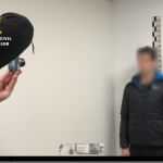 Un agente fotografía a uno de los arrestados en la operación