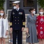 (De i a d) La princesa Leonor, el rey Felipe VI, la reina Letizia y la infanta Sofía posan en el astillero de Navantia, este jueves, momentos antes de la puesta a flote del nuevo submarino de la Armada española, el S-81 Isaac Peral, construido por Navantia en Cartagena (Murcia). Los reyes han presidido este jueves el inicio de la puesta a flote del nuevo submarino de la Armada, el S-81 Isaac Peral, en los astilleros de Navantia en Cartagena, en la que han estado acompañados por sus hijas, Leonor, princesa de Asturias y madrina del bautizo del sumergible, y la infanta Sofía.