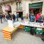 La Casa del Libro ha colocado su puesto de venta de libros en la calle para anticipar y evitar las habituales aglomeraciones en su establecimiento para la Diada de Sant Jordi, día del libro y de la rosa.
