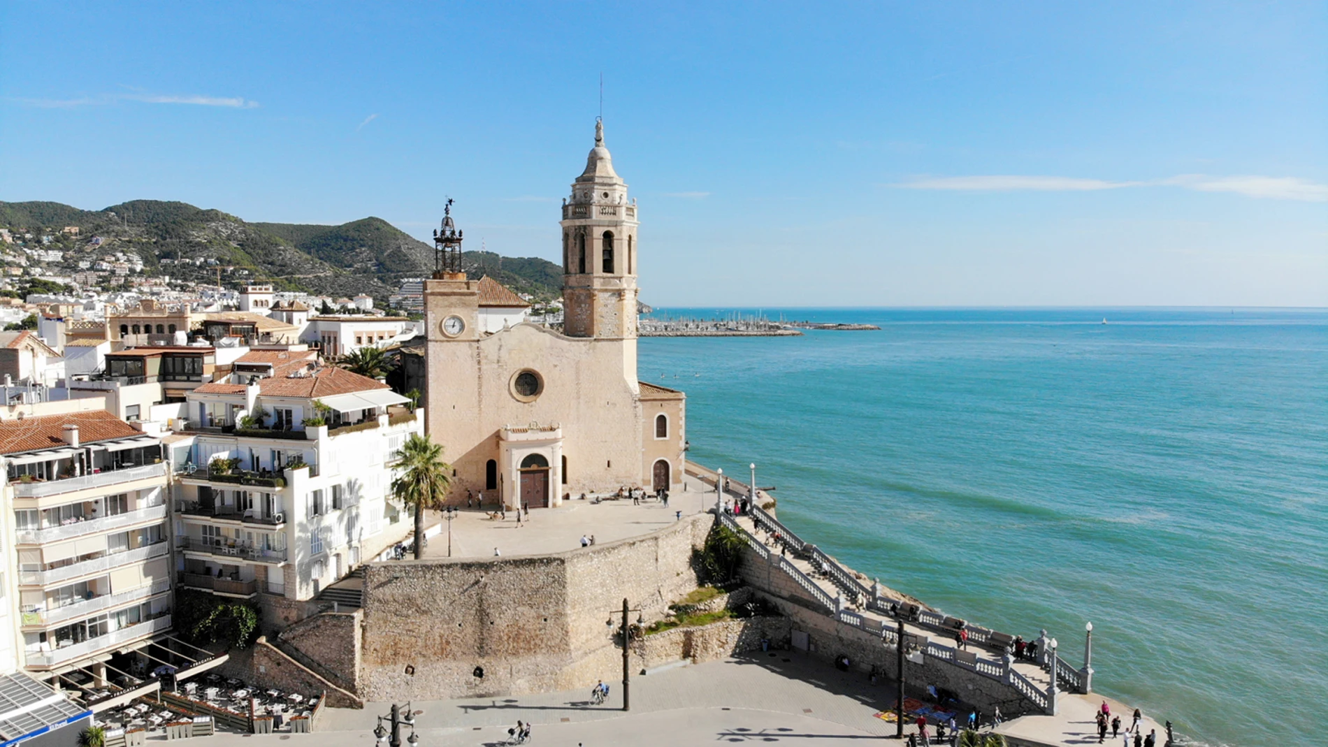 Sitges es una de las poblaciones con más visitantes y actividad cultural de Cataluña