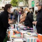 Una conocida librería del centro de Barcelona, ha colocado su puesto de venta de libros en la calle para anticipar y evitar las habituales aglomeraciones