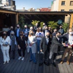 Autores, editores y prensa del Grupo Planeta posaron en el inicio de la jornada de Sant Jordi