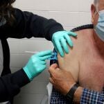 Una vacunación, en un centro de salud.EFE/ Morell