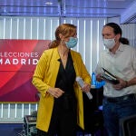 La candidata de Más Madrid, Mónica García (i), conversa con el candidato de Unidas Podemos a la Presidencia de la Comunidad de Madrid, Pablo Iglesias