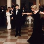 John Travolta invita a bailar a Diana de Gales en la Casa Blanca, en 1985