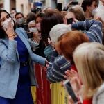 La presidenta de la Comunidad de Madrid, Isabel Díaz Ayuso, saluda a los vecinos de la localidad al término del acto que ha tenido lugar este viernes en la sede del Instituto Cervantes de Alcalá de Henares.