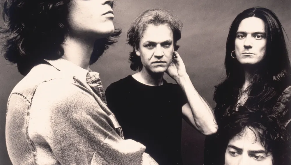 Héroes del Silencio: Enrique Bunbury, Juan Valdivia, Pedro Andreu (abajo) y Joaquín Cardiel