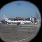 El P-8 Poseidon de Estados Unidos en el aeropuerto internacional de Ngurah Rai es visto desde la ventana de una patrulla marítima de la Armada Indonesia, un 800 Air Squadron en Bali, Indonesia
