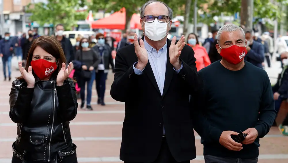 El candidato socialista a las elecciones de la Comunidad de Madrid, Ángel Gabilondo junto a la portavoz del PSOE en el Congreso, Adriana Lastra, y el presentador Jorge Javier Vázquez, durante el acto celebrado en Vallecas