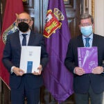 El presidente de la Diputación de Burgos, César Rico y el diputado general de Álava, Ramiro González, renuevan un acuerdo de colaboración para la prestación de servicios a los municipios limítrofes entre ambas provincias y al enclave de Treviño