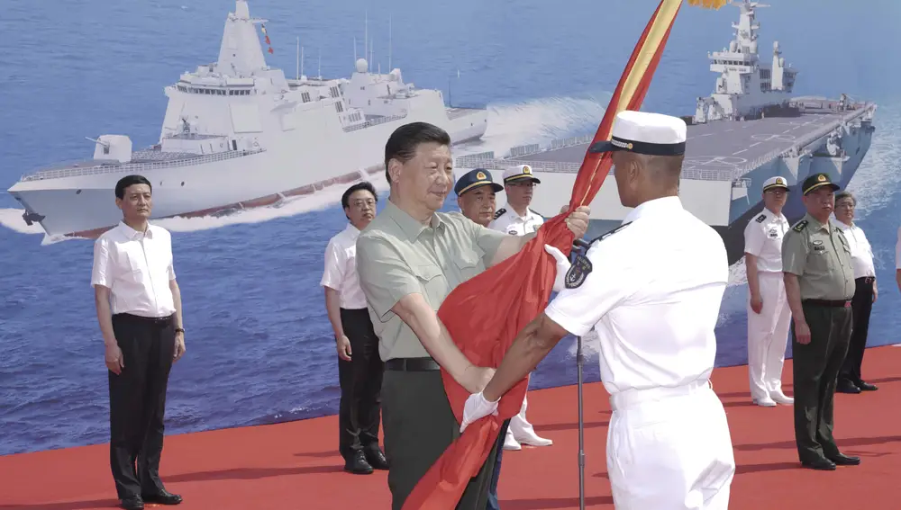 El presidente chino, Xi Jinping, presenta una bandera del Ejército Popular de Liberación (EPL) en la provincia de Hainan, sur de China