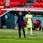 Simeone da órdenes en la banda de San Mamés