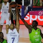Bassala Bagayoko intenta taponar al madridista Tyus