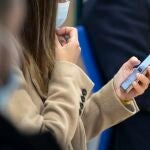 Fotografía de archivo de una chica que utiliza su teléfono móvil | Fuente: Europa Press