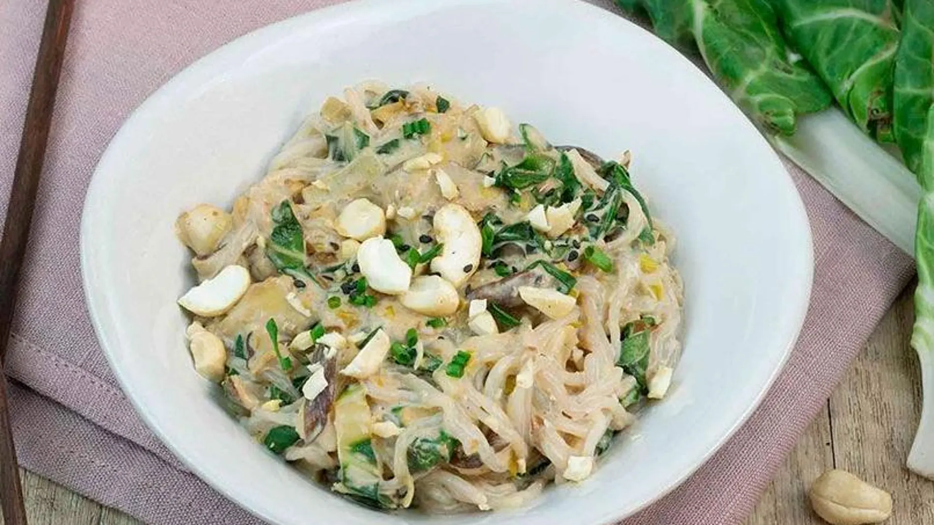 Pasta konjac con verduras y salsa de tahin y miso