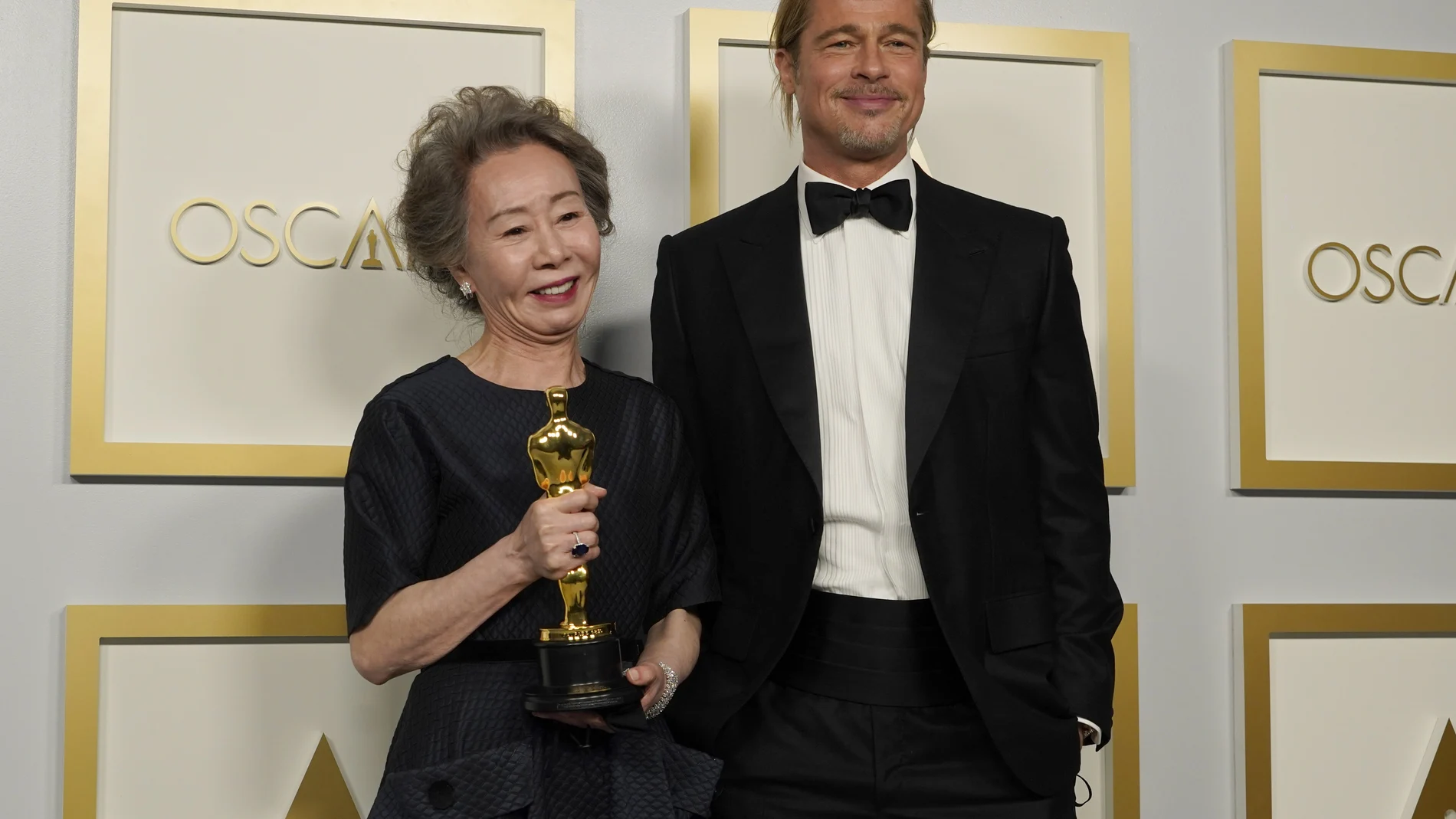 Brad Pitt con Yuh-Jung Youn ganadora del premio a la Mejor Actriz por "Minari