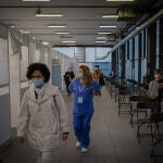 Una mujer y una sanitaria en el circuito de vacunación de Fira de Barcelona, a 26 de abril de 2021, en Barcelona. Europa Press