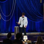 El director Thomas Vinterberg en el momento de dedicarle el Oscar a su hija