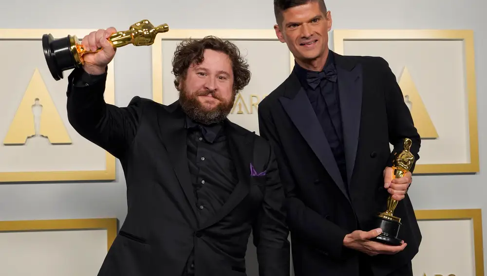 Michael Govier y Will McCormack posan con su premio al mejor cortometraje animado 'If Anything Happens I Love You'