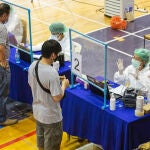 26 April 2021, Thailand, Bangkok: Medical staff speak to people at the coronavirus (COVID-19) testing centre at Thai-Japanese Bangkok Youth Center. Photo: Varuth Pongsapipatt/SOPA Images via ZUMA Wire/dpaVaruth Pongsapipatt/SOPA Images / DPA26/04/2021 ONLY FOR USE IN SPAIN
