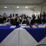 AME2696. SAN FRANCISCO GOTERA (EL SALVADOR), 26/04/2021.- El equipo de abogados querellantes y la representación del Ministerio Público afinan detalles previos al inicio de una audiencia sobre el caso de la Masacre de El Mozote y Lugares Aledaños, hoy, en San Francisco Gotera (El Salvador). La perito estadounidense Terry Karl reveló este lunes en El Salvador que un asesor militar de EE.UU. presenció la masacre de unos 1.000 civiles desarmados a manos el Ejército salvadoreño en 1981, en la remota localidad de El Mozote. De acuerdo con Karl, en El Mozote se encontraba junto al teniente coronel Domingo Monterrosa, señalado de encabezar la matanza en el terreno, el sargento mayor Bruce Hazelwood. EFE/ Miguel Lemus