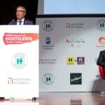 El presidente de la Diputación Provincial de Málaga, Francisco Salado (i) y el presidente de la Federación Andaluza de Hosteleros de Andalucía, Javier Frutos (d) hoy en el acto inaugural del Foro Nacional de Hostelería