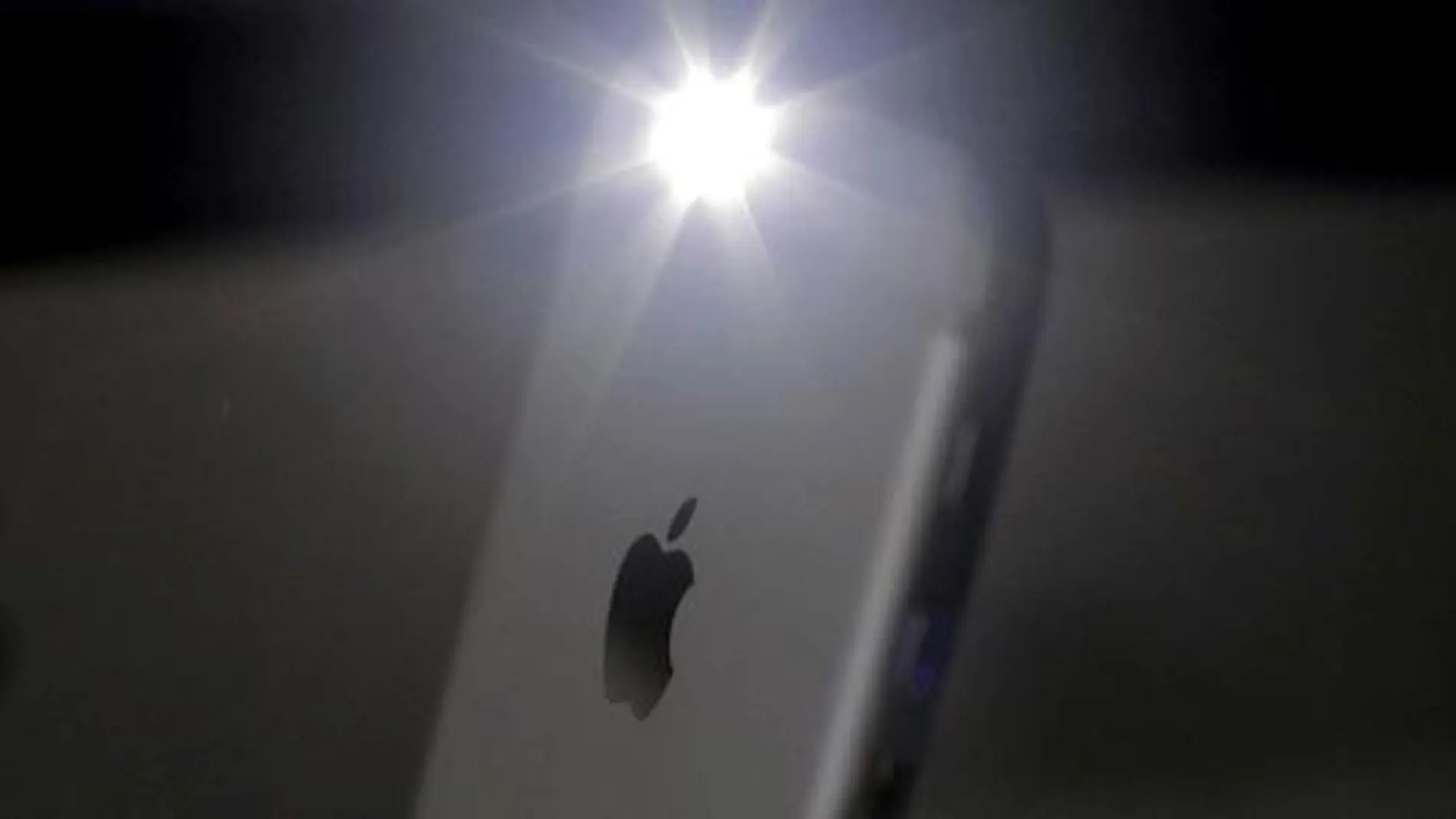 Jamás te duermas con la linterna del móvil encendida