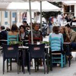 Varias personas disfrutan en la terraza de un bar