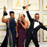 Mia Neal, Jamika Wilson y Sergio Lopez-Rivera, ganadores del Oscar a Mejor Maquillaje por "La madre del blues"