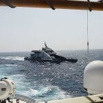 Un barco iraní trata de bloquear un barco de EEUU en el Pérsico