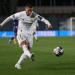 Eden Hazard golpea el balón en el partido contra el Chelsea